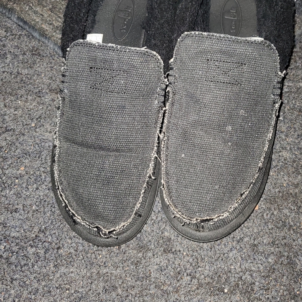 Womans sanuk shoes size 8